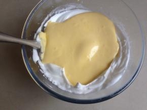 将拌好的蛋糕糊倒入剩余的蛋白霜里