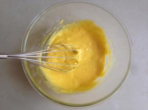 拌好的蛋黄糊状态