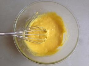 拌好的蛋黄糊状态