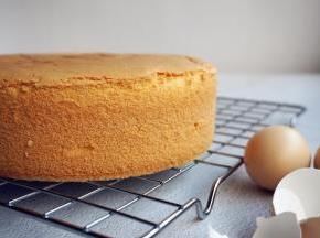 烘烤结束，将蛋糕取出，在桌面上摔一下，震出里面的热气，立即倒扣，待蛋糕完全放凉后才脱模哟