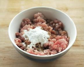 肉馅用料酒，酱油，嫩肉粉腌制一会。