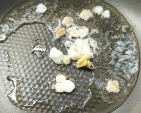 起油锅，油宽一点，下姜葱蒜。