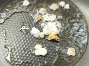 起油锅，油宽一点，下姜葱蒜。