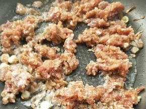倒入肉末。