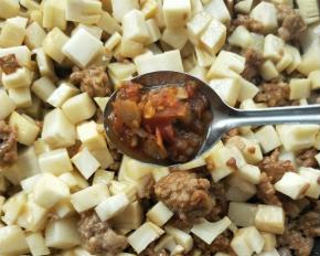 根据嗜辣程度加1-3勺。
喜辣多加。