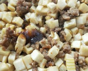 蚝油，盐，白糖调味。