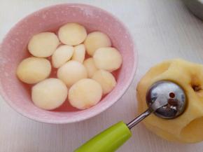 苹果去皮用挖球勺子挖出几个苹果球，放在清水里备用(防止氧化)