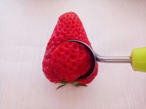 草莓洗干净，同样用挖球勺子如图所示挖下草莓肉。