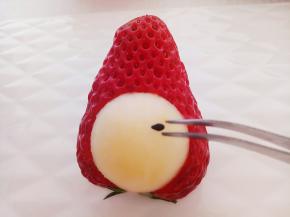 用镊子把黑芝麻放在上面做五官。