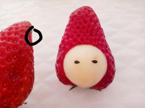 把草莓表面的小须须用镊子拔下来做眉毛。