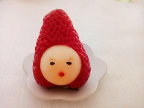 取一点点草莓肉做嘴巴。这样就完成了。