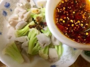 把调好的佐料倒入碗里