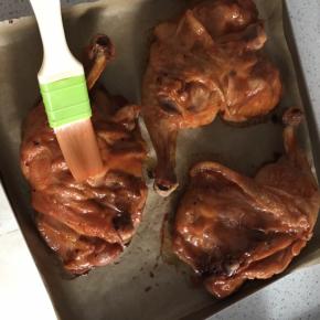 每隔15分钟取出刷一层腌鸡腿的酱汁