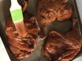 每隔15分钟取出刷一层腌鸡腿的酱汁