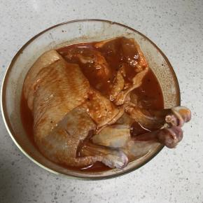 放入鸡腿，按摩几分钟，翻面，盖保鲜膜腌制6小时以上。