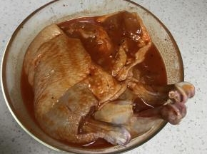 放入鸡腿，按摩几分钟，翻面，盖保鲜膜腌制6小时以上。