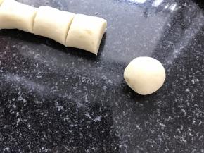 面团切小块，揉成团。