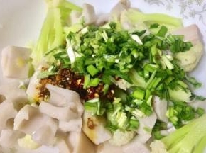 把调好的佐料和韭菜倒入碗里，拌匀