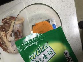 腌料根据包装袋后面的操作说明按比例倒入盆中