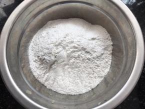 倒入糯米粉（分几次倒）我的地瓜比较甜,所以没有加糖，喜欢甜的宝宝可以适当加热10g白糖。