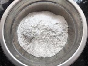 倒入糯米粉（分几次倒）我的地瓜比较甜,所以没有加糖，喜欢甜的宝宝可以适当加热10g白糖。