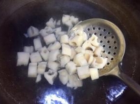 锅里水开了放入藕丁和花菜