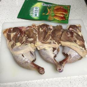 鸡腿洗净，用刀在背面划口，以便腌制时更好的入味。