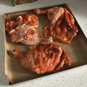 我放入冰箱冷藏腌制了一夜，腌好的鸡腿放入预热好的烤箱中层上下火220度35分钟左右