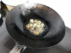 油锅6-7分热入锅炸，一定要用铲子不停的滚动。