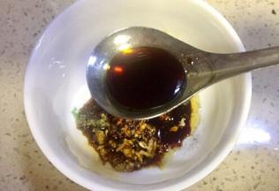 放入两勺生抽和半勺香醋