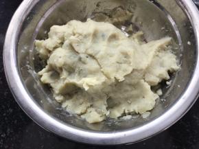 蒸好的地瓜捣成泥。