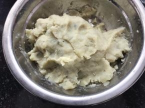 蒸好的地瓜捣成泥。