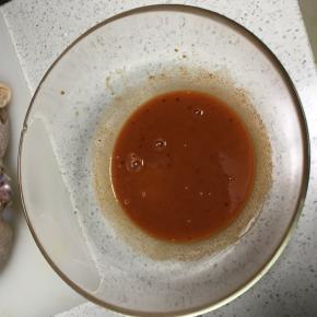 加入水，调匀，这个时候酱汁是浓稠的状态。