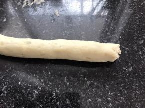 和成面团，搓成长条。