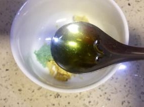 放入花椒油和芝麻油，放入葵花油