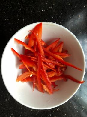 红椒洗净切丝，用开水焯烫一会捞出备用！