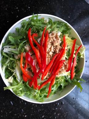 放入事先准备好的花生碎，蒜末和红椒丝！