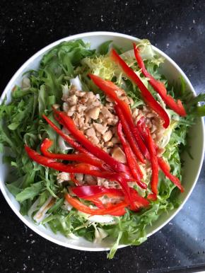 把调好的酱汁倒入苦菊里，翻拌均匀即可！