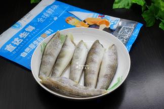 冰鱼解冻，洗净，沥干水或用厨房纸巾擦拭干净。（这种鱼已经去头去内脏，非常干净，稍微清洗一下即可。）