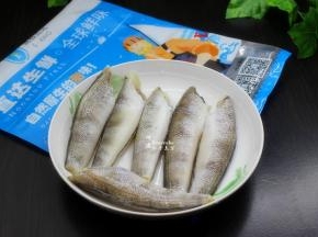 冰鱼解冻，洗净，沥干水或用厨房纸巾擦拭干净。（这种鱼已经去头去内脏，非常干净，稍微清洗一下即可。）