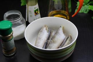 洗净的鱼，放盐、油、姜粉、生抽，拌均，最好用手给鱼做一个按摩；