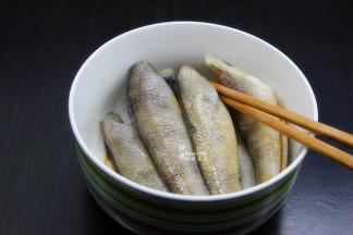 鱼静放，腌制15-20分钟，这种鱼肉厚实，腌制时间需要长些，如果鱼肉薄的可以腌制10分钟；