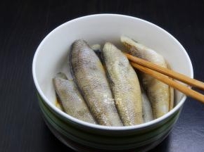鱼静放，腌制15-20分钟，这种鱼肉厚实，腌制时间需要长些，如果鱼肉薄的可以腌制10分钟；
