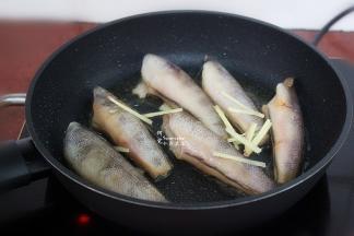 热锅，用生姜片擦拭一遍锅底，锅温达到180度的时候，倒入油，均匀摆平腌制的鱼，再放点姜丝；