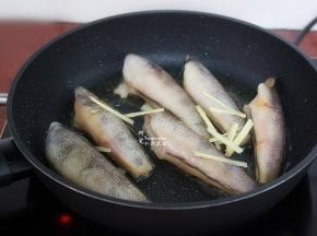 热锅，用生姜片擦拭一遍锅底，锅温达到180度的时候，倒入油，均匀摆平腌制的鱼，再放点姜丝；