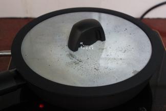 改为小火，盖上盖子，煎2分钟；