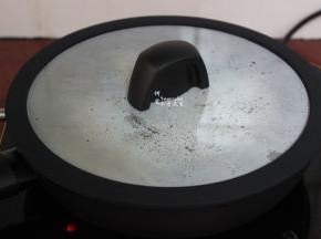改为小火，盖上盖子，煎2分钟；