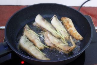 揭开开着，水蒸气回流，锅有少许水，这个水没关系，用筷子翻转鱼；