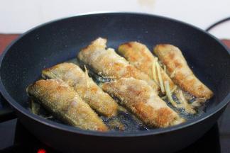 继续小火煎至鱼金灿灿为止，用筷子夹出，不煎的好的鱼，用筷子是夹不碎的哦；