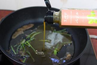 放入香菜梗，调中火，倒入清香罗勒汁煮沸；